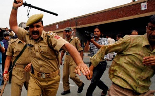 police_lathi-story647_030416115209