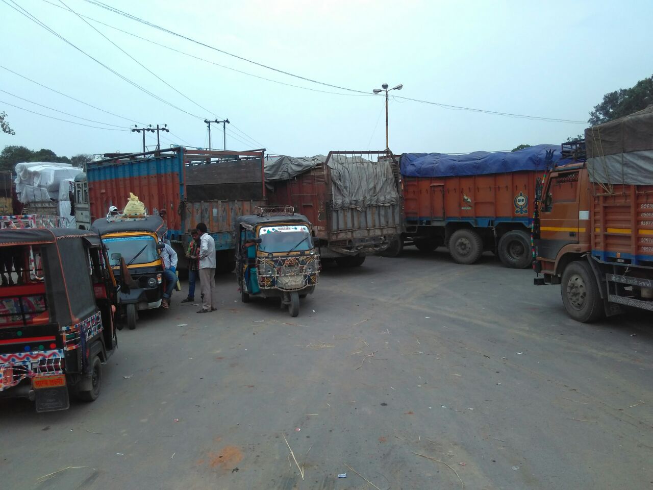 लाख कोशिशों के बाद भी नहीं थम रहे भारी वाहनों के परिचालन लगी जाम-Naugachia News