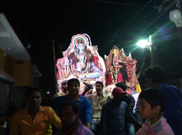 नम आँखों से माता और भगवान भोलेनाथ को बिदाई दी गयी