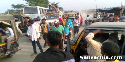 विक्रमशिला पुल पर दो ट्रकों के बीच टक्कर के बाद भीषण जाम -Naugachia News