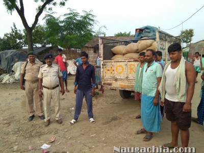 नवगछिया : कालाबाजारी के लिए ले जा रहे हैं चावल को ग्रामीणों ने पकड़ा, डीलर हुआ फरार -Naugachia News