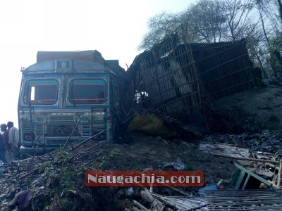 नवगछिया : जाम के कारण ट्रक घुसा सेलून मे और हो गया चार युवक घायल -Naugachia News