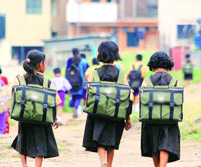 नवगछिया : पैक्स अध्यक्ष ने बच्चों के बीच वितरण किया स्कूल बैग -Naugachia News