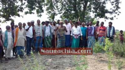 रिंग बांध पर मिट्टी खोदाई का मामला : किसानों ने जिला पार्षद को खदेड़ा कर भगा दिया -Naugachia News