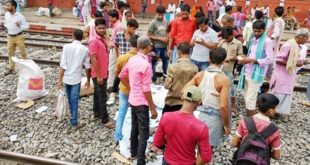 बेगूसराय : रेलवे ट्रैक पर गिरा एटीएम कार्ड से भरा बोरा, लूटने के लिए लोगों की उमड़ी भीड़