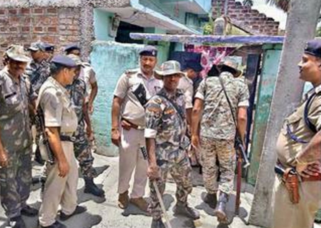 भागलपुरः करोड़ी बाजार में शराब को लेकर उत्पाद विभाग और पुलिस की संयुक्त छापेमारी, तीन गिरफ्तार