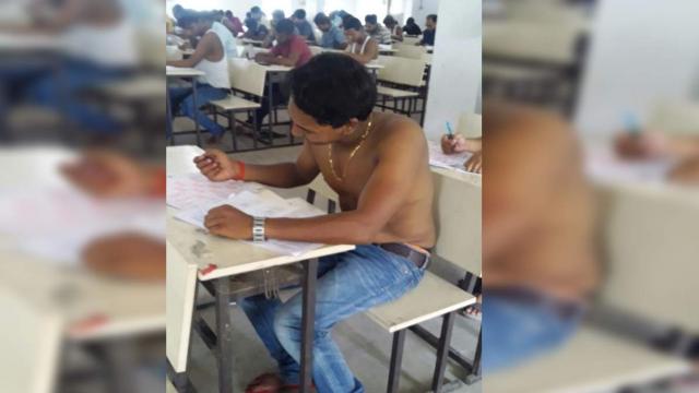 बीएड की परीक्षा में छात्रों से शर्ट और जूता उतरवाने पर जमकर हंगामा, नग्न कर दिया