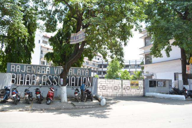 बिहार के इस स्कूल में हिटलर फरमान, 90 छात्राओं को मेहंदी लगाना पड़ा महंगा किया निलंबित