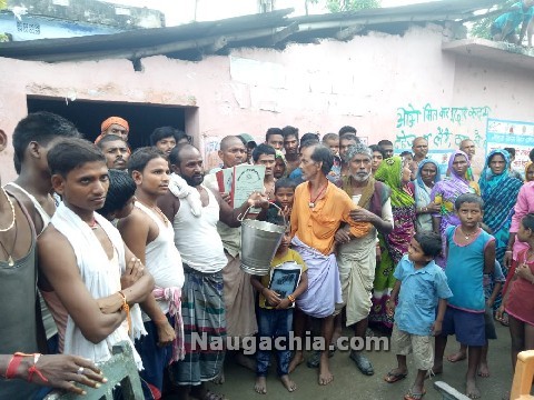 एमडीएम भोजन में मिला कीड़ा, विद्यालय में अभिभावकों ने किया हंगामा -Naugachia News