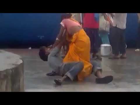 खगरिया : रेलवे स्टेशन पर पति-पत्नी के झगड़े,  हुई लात-घूंसों की बरसात, पति को गोद में उठाकर पटक दिया