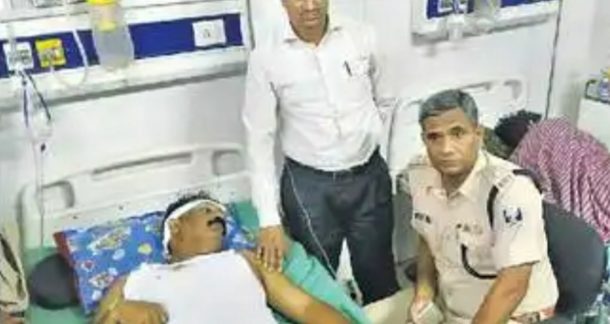 भागलपुर : छात्र की मौत से आक्रोशित ग्रामीणों ने पुलिस को खदेड़ा, इंस्पेक्टर मायागंज अस्पताल में भर्ती