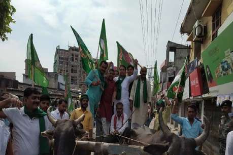 भारत बंद के दौरान ‘विधायक जी’ को मंहगी पड़ी बैलगाड़ी की सवारी, भीड़ देख बैल भड़क गया हुआ भगदड़