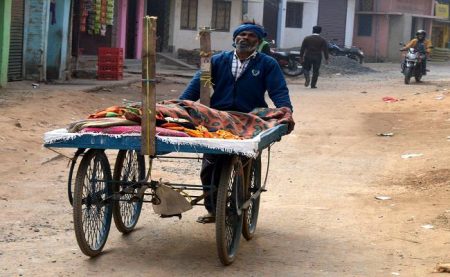 भागलपुर : बीमार बूढ़ी मां को 5.5 किलोमीटर दूर ठेले पर लादकर बेटा पहुंचा अस्पताल