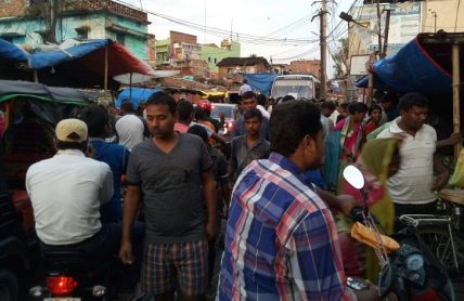 नारायणपुर में जाम के कारन तु तु मैं मैं के साथ मारपीट की नौबत, फिर बबाल -Naugachia News
