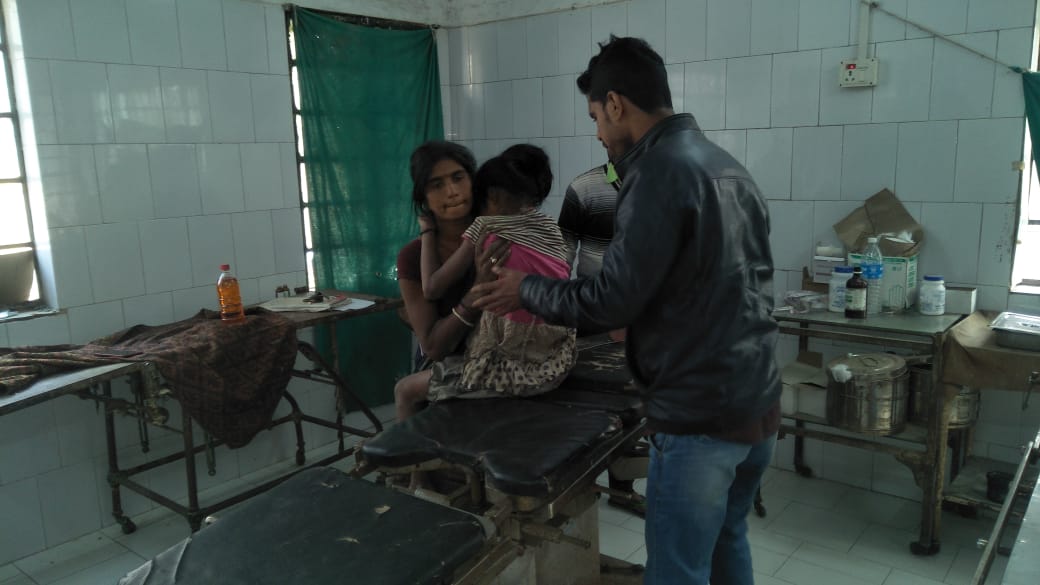 दो पक्षों के बीच जमकर मारपीट… हुई गोलीबारी, रामीणों के प्रयास से मामले को शांत कराया चार जख्मी.. मायागंज रेफर