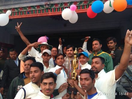 खरीक पहुचे पूर्व सांसद सैय्यद शाहनवाज हुसैन खिलारियों को शील्ड देकर किया पुरस्कृत-Naugachia News