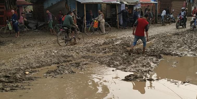 खगड़िया जिले को जोड़ने वाली मुख्य मार्ग 14 नंबर बारिश से 14 नंबर सड़क नारकीय -Naugachia News