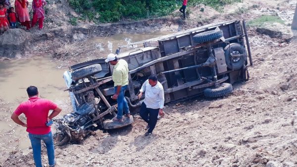 नवगछिया : खरीक के अंम्भो में ट्रक को बचाने में बस पलटी चार घायल