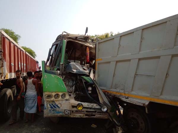 नवगछिया : ओवरटेक करने में बस ने हाईवा में मारी टक्कर, महिला की मौत, कई लोग घायल-Naugachia News