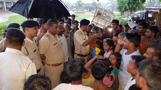 भागलपुर में अपहृत महिला की बरामदगी नहीं होने पर लोगों का फूटा आक्रोश, थाने का घेराव