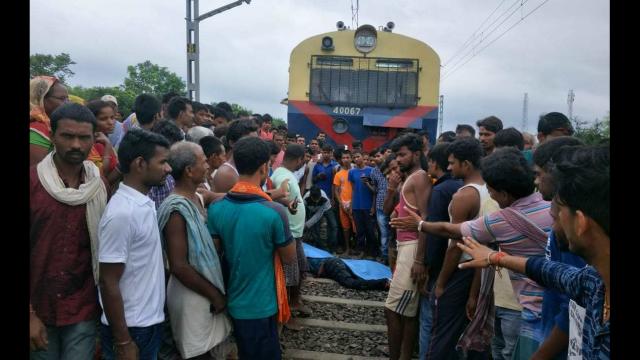 अपडेट : नवगछिया में ट्रेन से कटकर युवक की मौत पर हं’गामा, चार घंटे तक रेल परिचालन रोका -Naugachia News