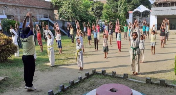 नवगछिया: एक दिवसीय योग खेल प्रशिक्षण शिविर का आयोजन, बच्चों ने सीखे योग -Naugachia News