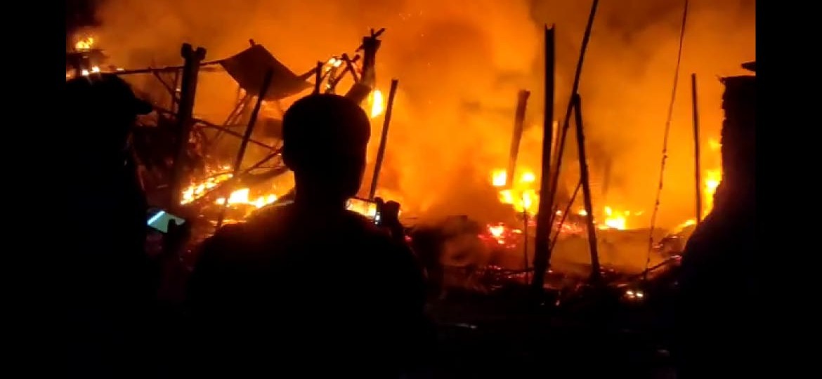 नवगछिया : गांव में हाई वोल्टेज तार की चिंगारी से पांच घर जलकर राख