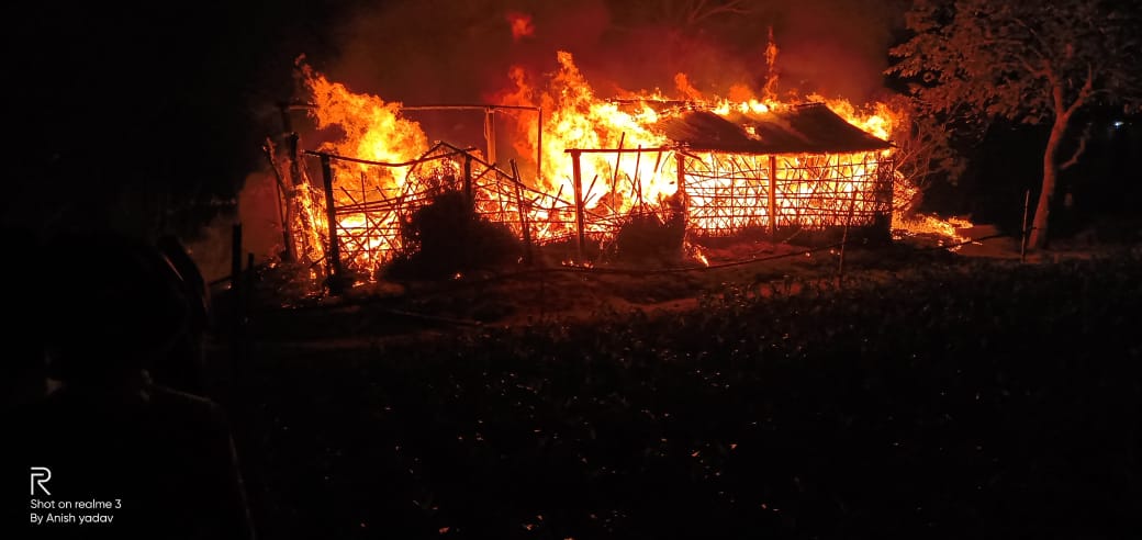 नवगछिया : मुस्लिम टोला में अचानक आग लगने से दो घर जलकर राख