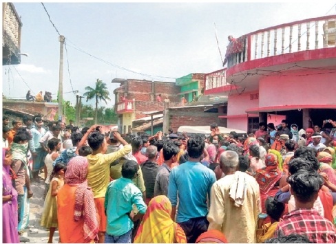 नवगछिया : राशन के लिए लोगाें ने मुखिया के घर और पुलिस पर किया पथराव, 3 जवान जख्मी -Naugachia News