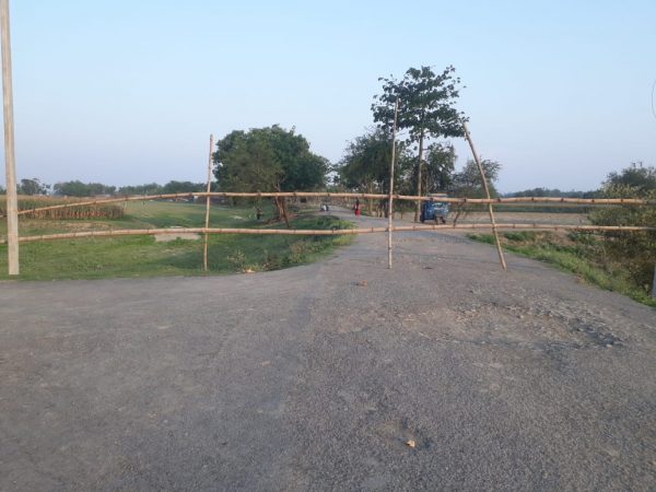 नवगछिया : खरीक का कोरोना प्रभावित गांव अठनियां को बांस बल्ले से किया सील.. घूमने पर रोक लगा -Naugachia News