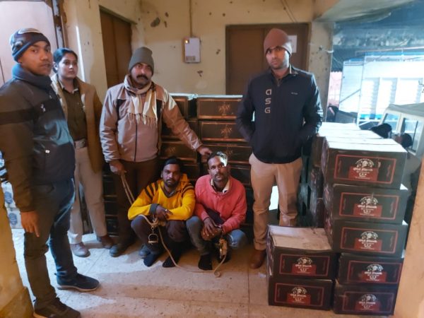 नवगछिया : सिंगला धर्म कांटा के समीप जेसीएम ट्रक से भारी मात्रा में विदेशी शराब बरामद