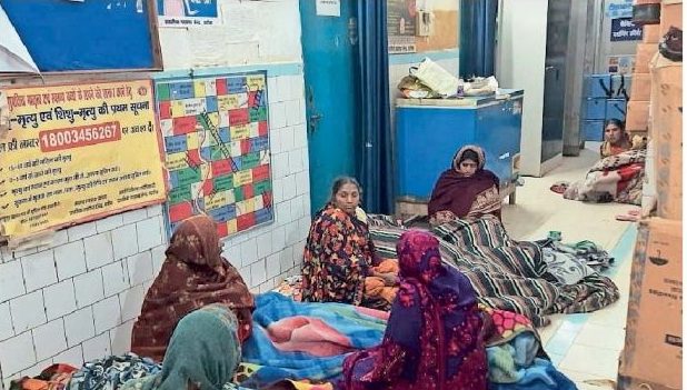 नवगछिया : ऑपरेशन करा महिलाओं ने फर्श पर काटी सर्द रात सरकारी सुविधा नहीं मिली, घर से लाना पड़ा कंबल