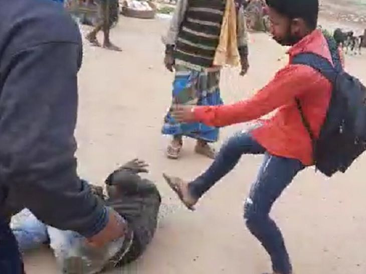 भागलपुर में टहल रहे व्यक्ति का मोबाइल चोरी कर भाग रहा था, भीड़ के हत्थे चढ़ा
