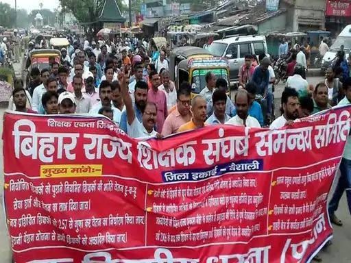 रंगरा में खाना के बाद बच्चाें के बीमार हाेने पर निलंबित.. विराेध में लगाया काला बिल्ला