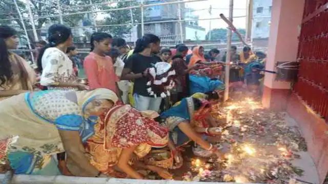 नवगछिया में मंदिरों में संध्या दीप व आरती करने उमड़ रही महिलाओं की भीड़