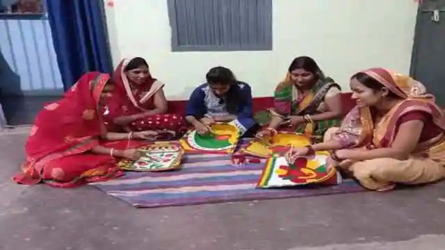 नवगछिया : सूप पर मंजूषा पेंटिंग को उकेरने में लगी हैं.. सजी सूपे की अच्छी संख्या में बिक्री