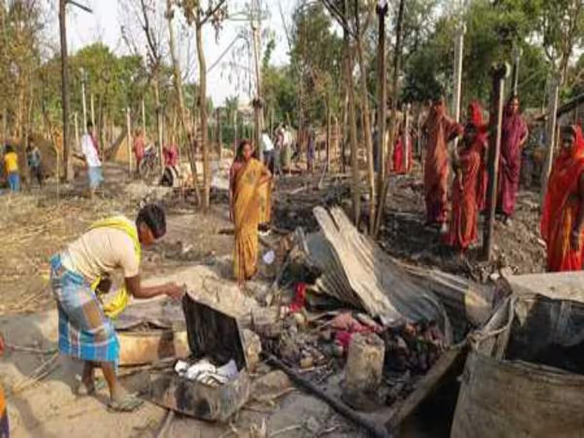 नवगछिया : कदवा में दो गांवों में लगी आग, 14 घर और 10 बकरियां मरीं