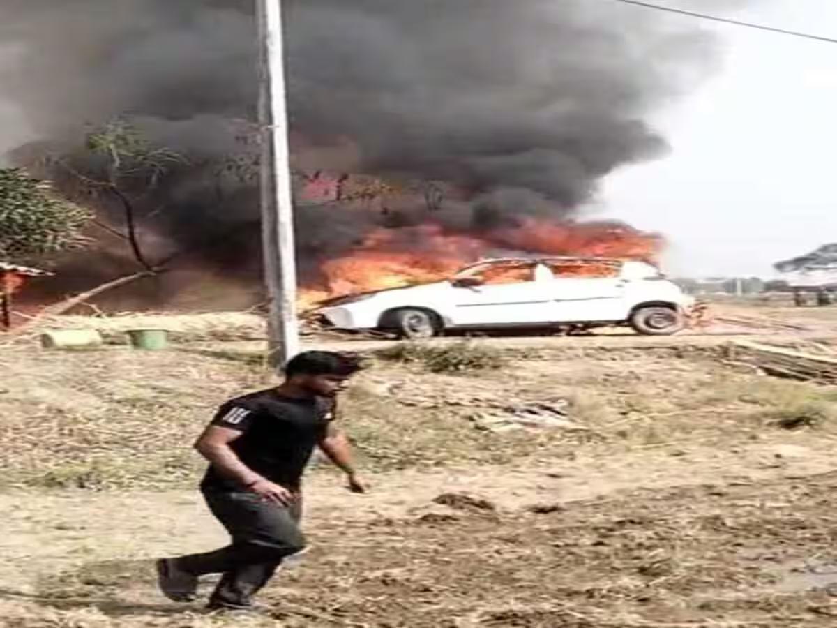 नवगछिया : खंभे से टकराने पर कार में लगी आग एक घर मे भी लगी आग