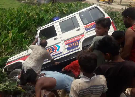 नवगछिया : छात्रों को बचाने में रोड किनारे पानी भरे गड्ढे में पलटी पुलिस की गाड़ी