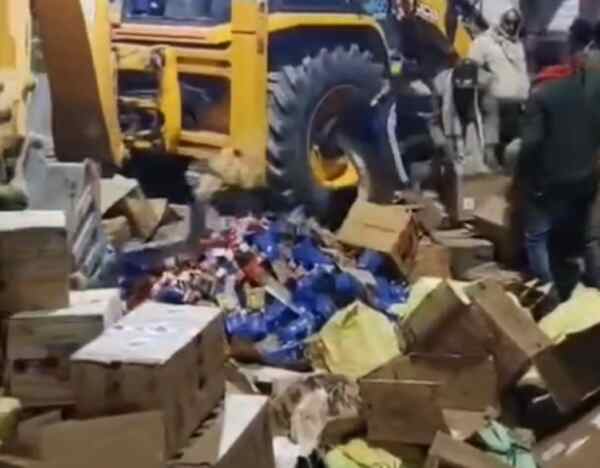 नवगछिया : भारी मात्रा में जब्त शराब का विनष्टीकरण, 19 कांडों से 5372.8 लीटर शराब नष्ट