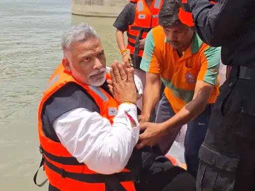 नवगछिया पहुंचे पप्पू यादव, निजी कोष से एक स्टीमर और पांच नावों की व्यवस्था करवाएंगे