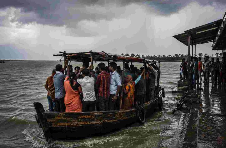 नवगछिया : आंधी-बारिश से गंगा पार कर रहे यात्रियों में दहशत, बीच नदी में डगमगाई नाव