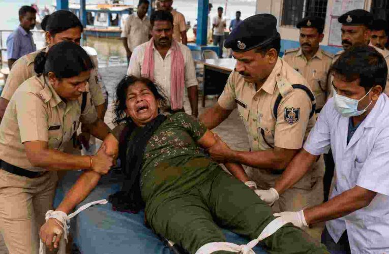 बरारी पुल घाट पर मानसिक रूप से बीमार महिला का हंगामा, पति पर किया हमला