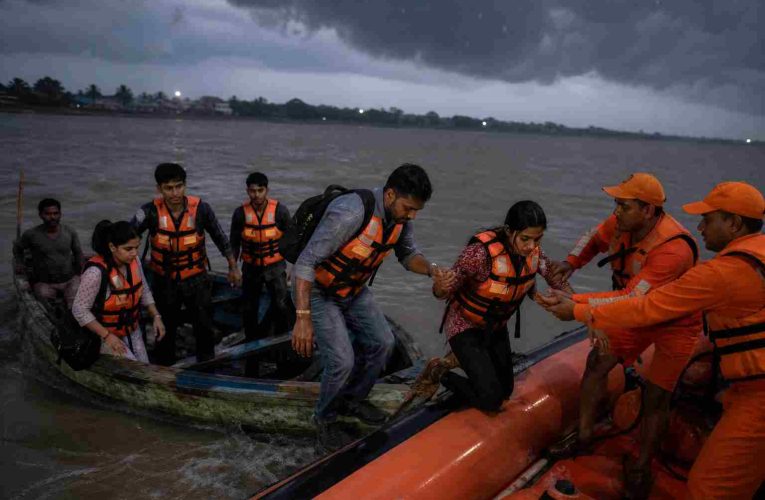 नवगछिया : आंधी-बारिश में गंगा नदी के बीच फंसे 6 छात्र, SDRF ने सुरक्षित निकाला