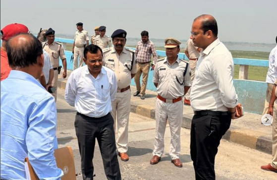 नवगछिया : निर्माणाधीन बेली पुल का पथ निर्माण विभाग के सचिव ने किया निरीक्षण