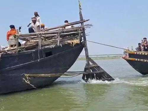 भागलपुर में गंगा नदी के बीच धारा में खराब हुई यात्रियों से भरी नाव, SDRF ने किया रेस्क्यू